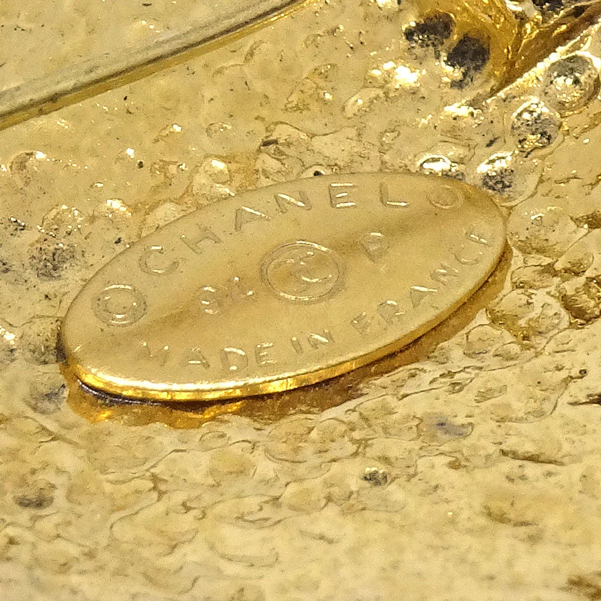 CHANEL Medallion Brooch Gold 94P - Image 4