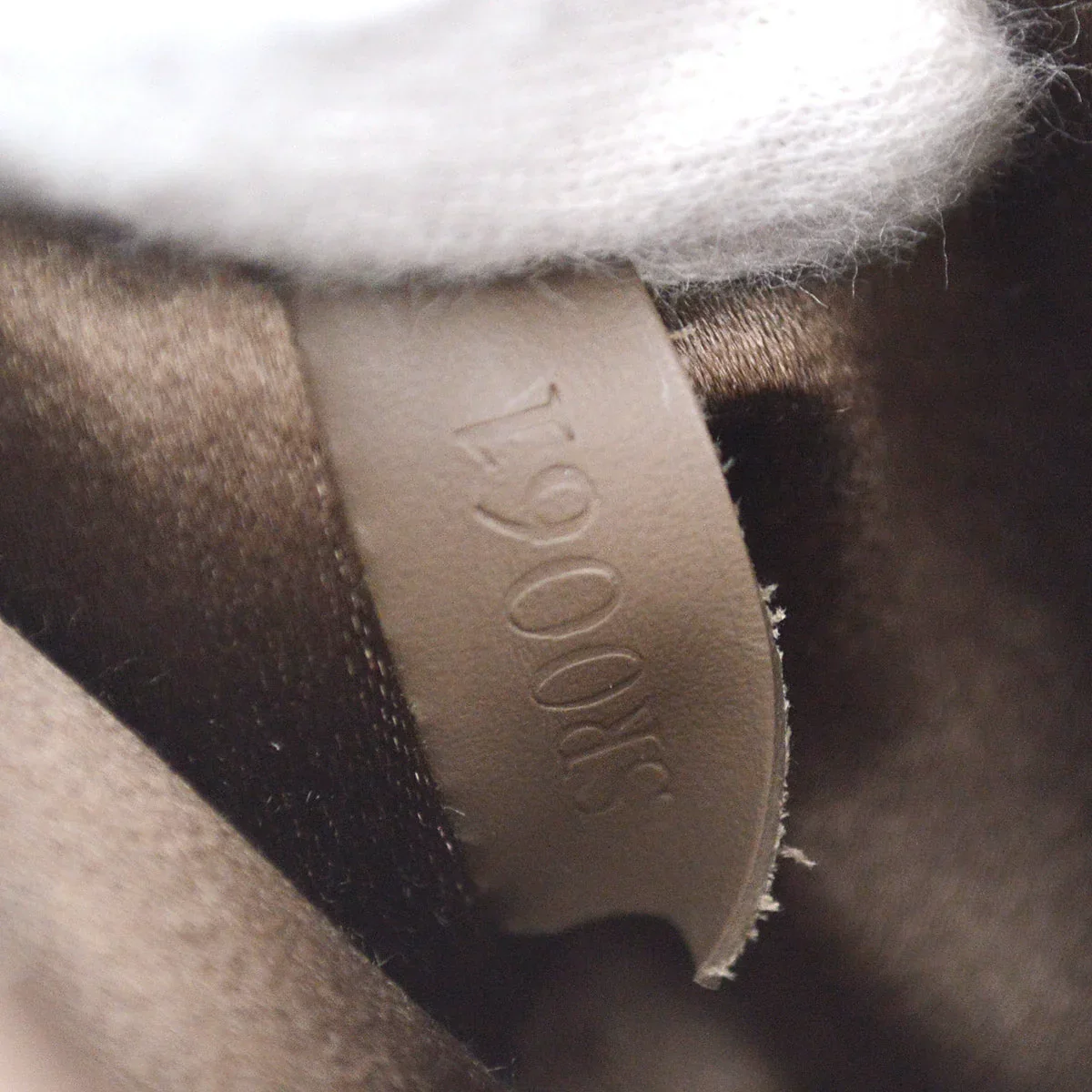 Louis Vuitton 2001 Beige Monogram Satin Little Bucket Handbag M92145 - Image 10