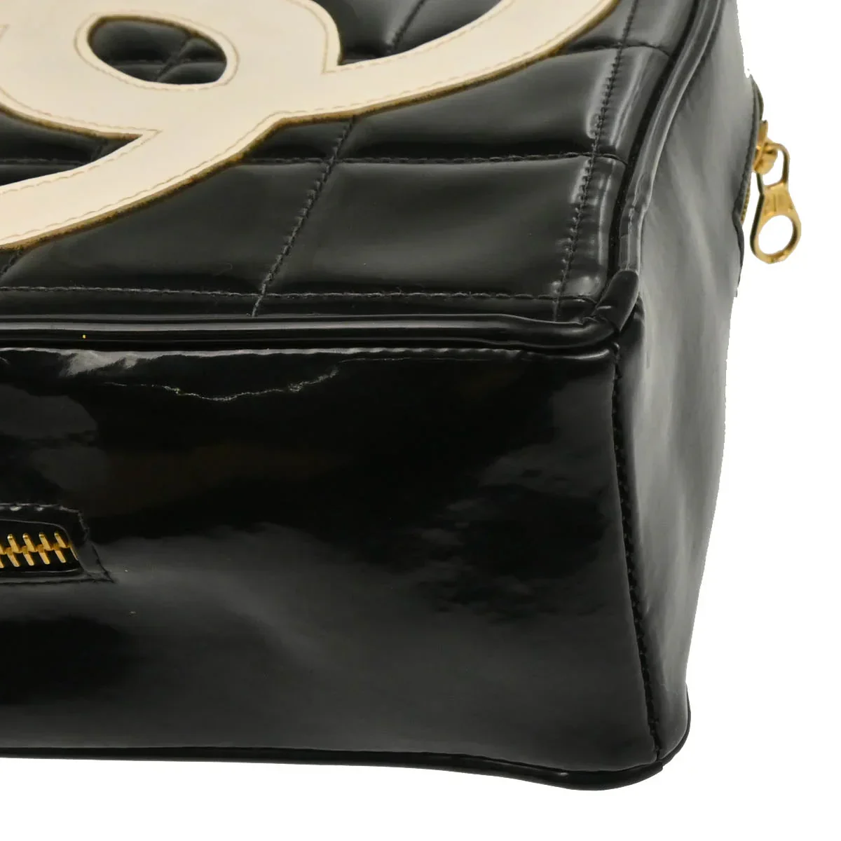 Chanel Black Patent Leather Heart Vanity Handbag - Image 5