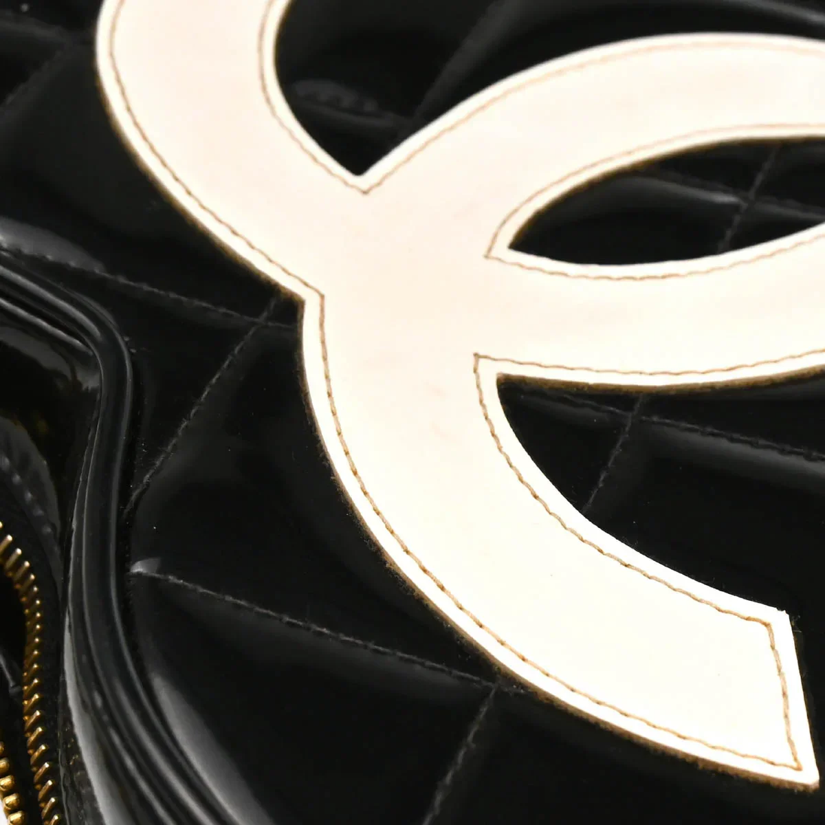 Chanel Black Patent Leather Heart Vanity Handbag - Image 8
