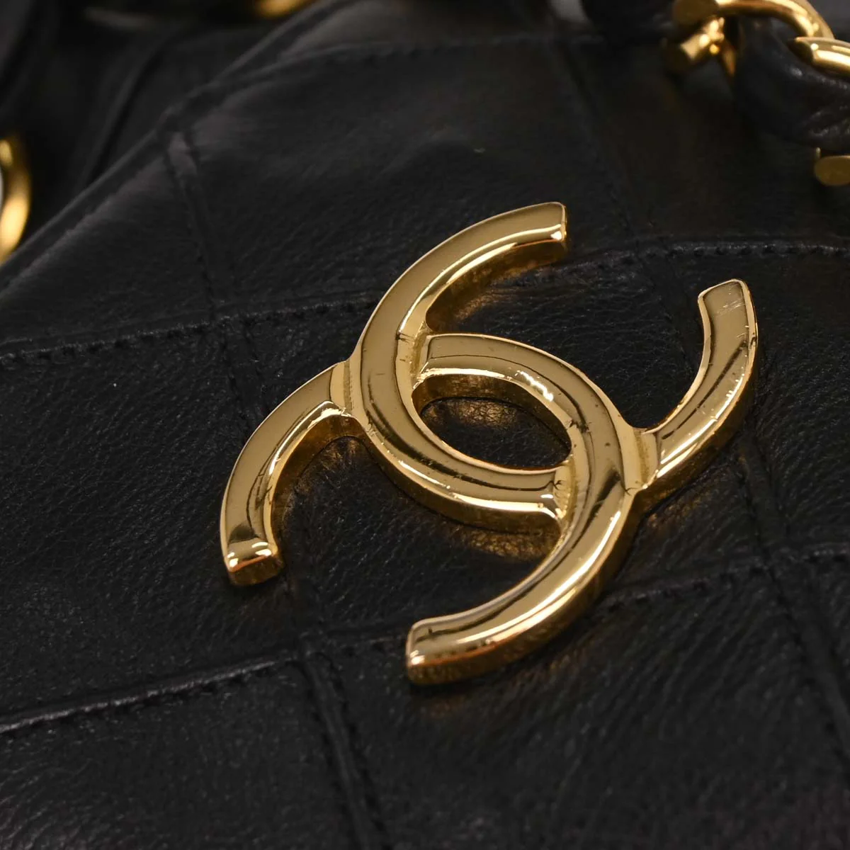 Chanel 1986-1988 Black Lambskin Bicolore Bucket Shoulder Bag - Image 6