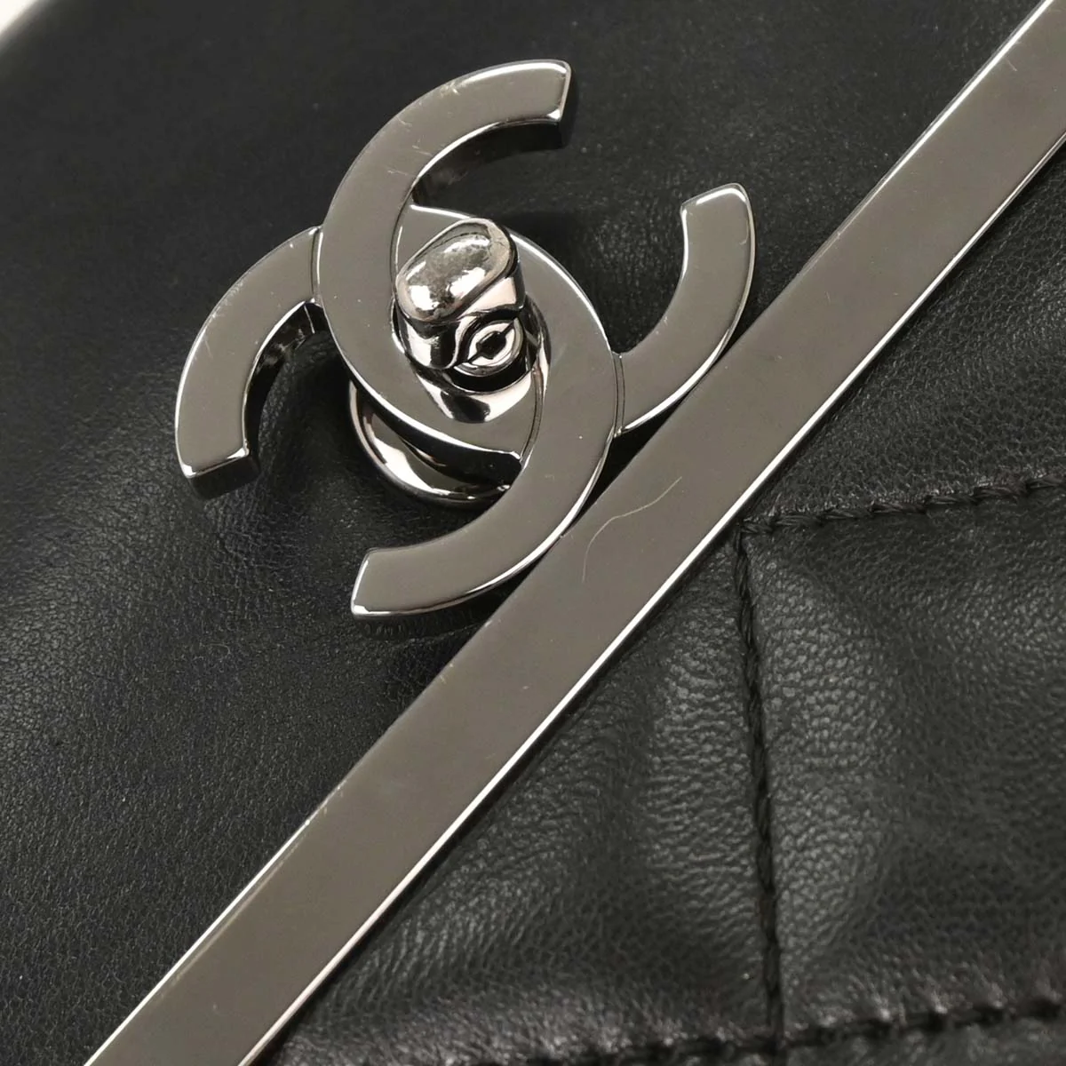 Chanel 2006-2008 Black Lambskin Shoulder Bag - Image 4