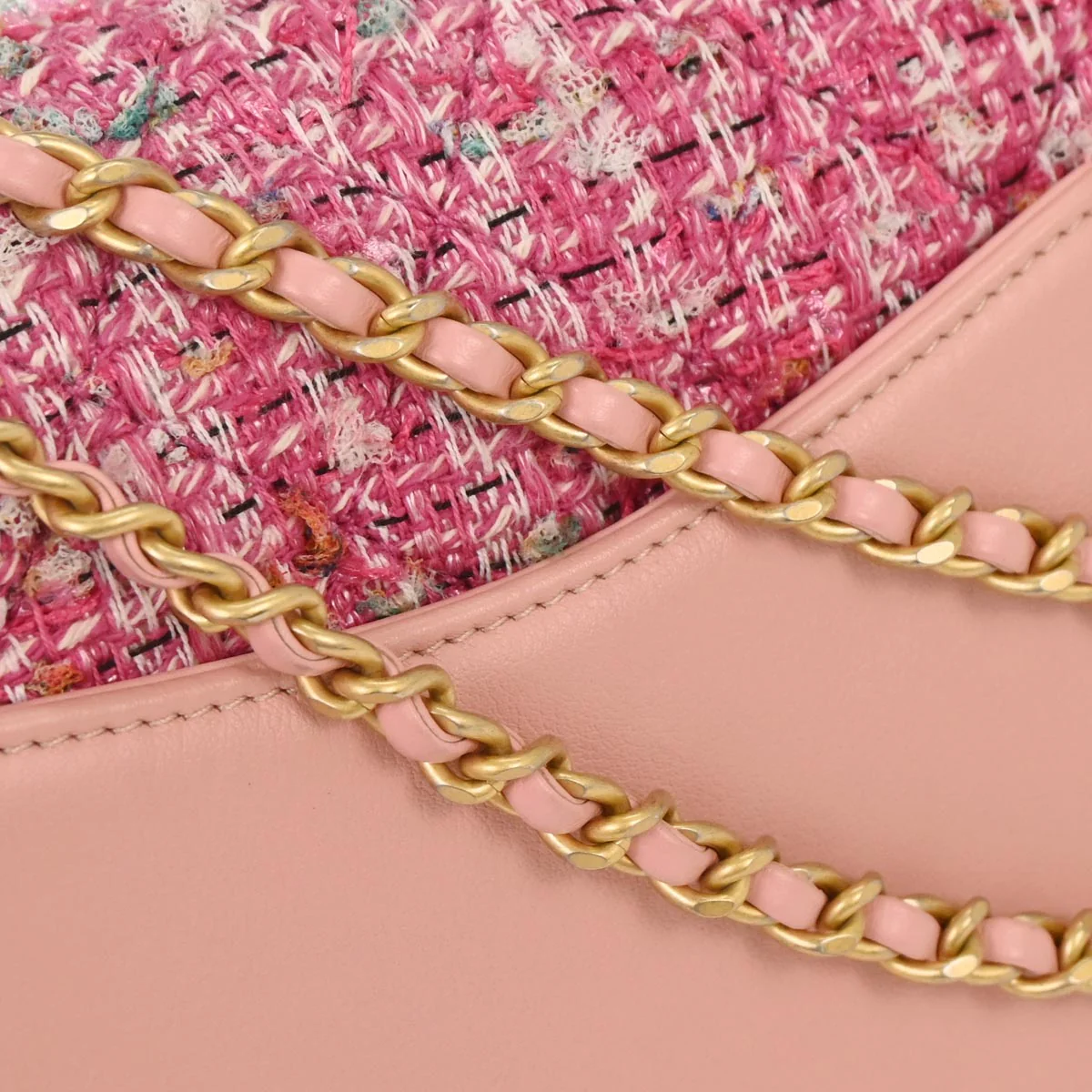 Chanel 2019 Pink Tweed Filigree Shoulder Bag - Image 3