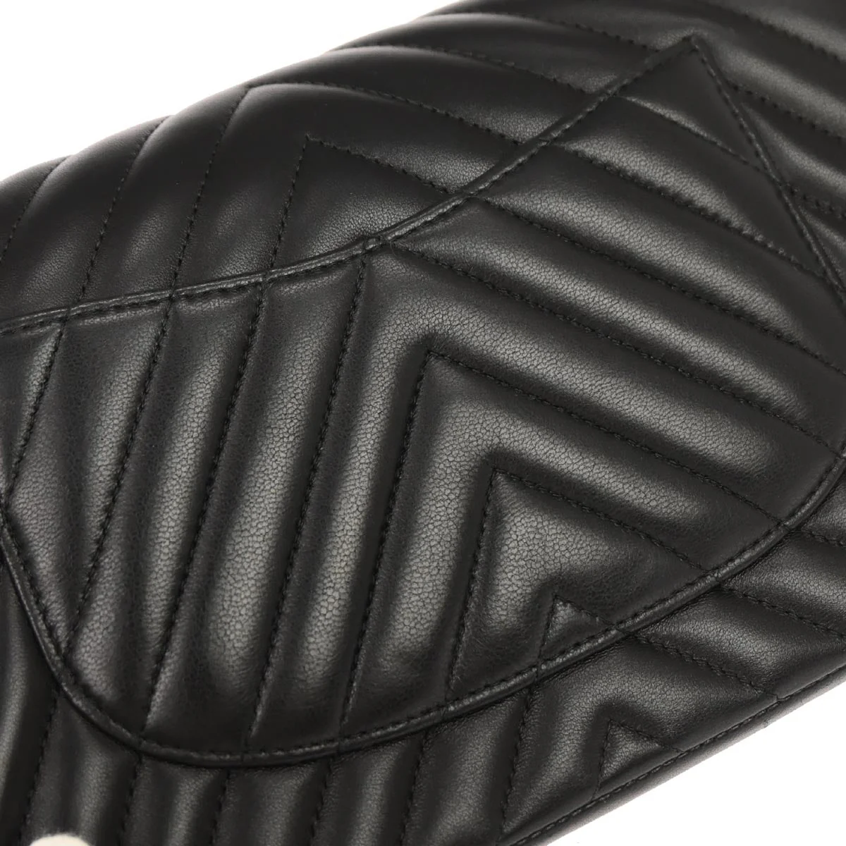 Chanel 2017-2018 Black Lambskin Chevron Medium Classic Double Flap Shoulder Bag - Image 4