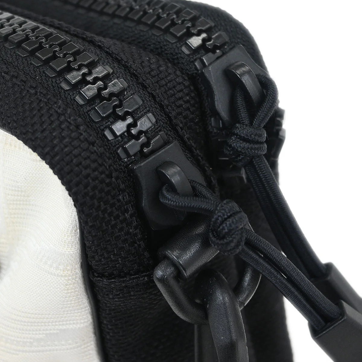 Chanel 2003-2004 White Nylon New Travel Line Shoulder Bag - Image 5