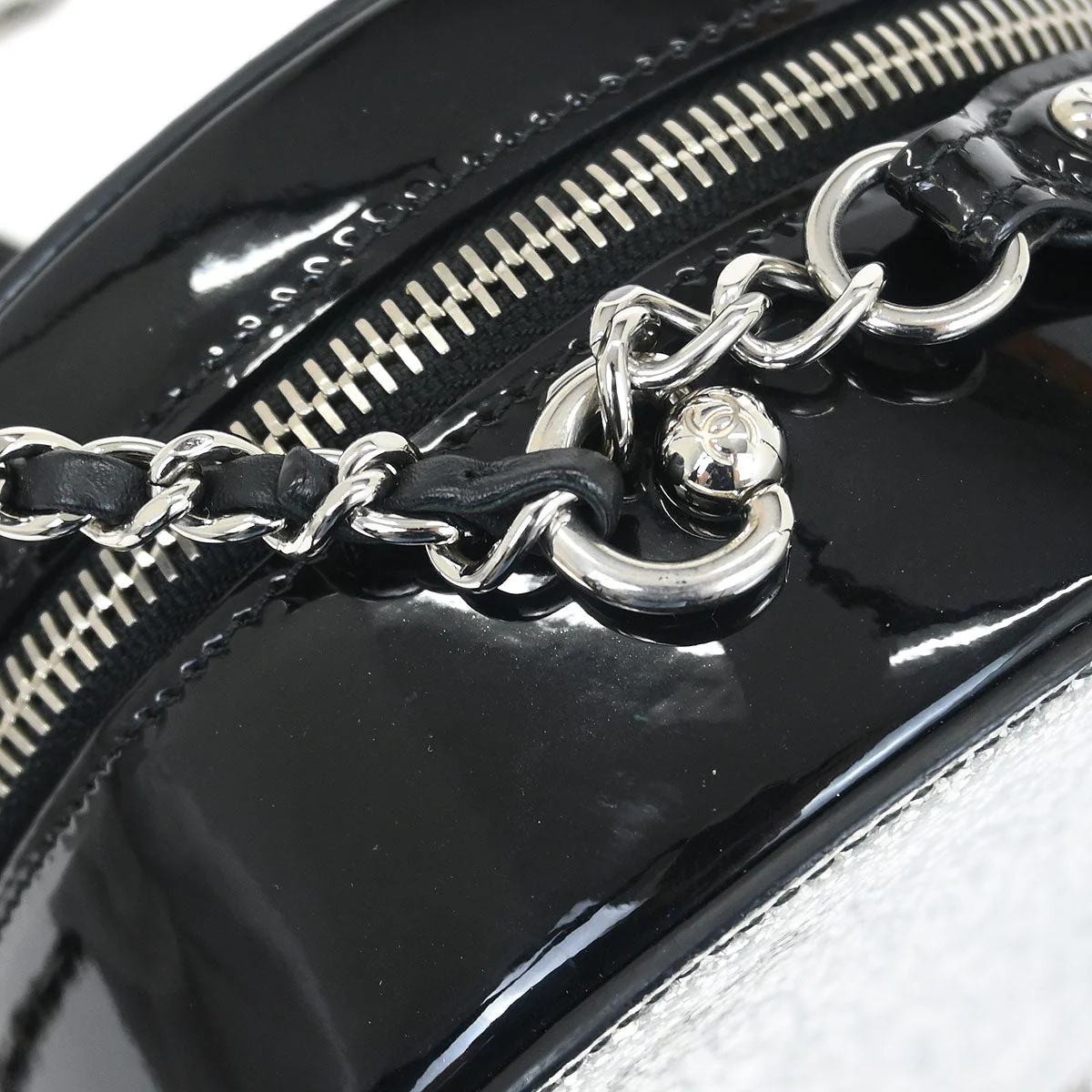 Chanel 2017-2018 Metallic Silver Patent Leather Round Chain Shoulder Bag - Image 7