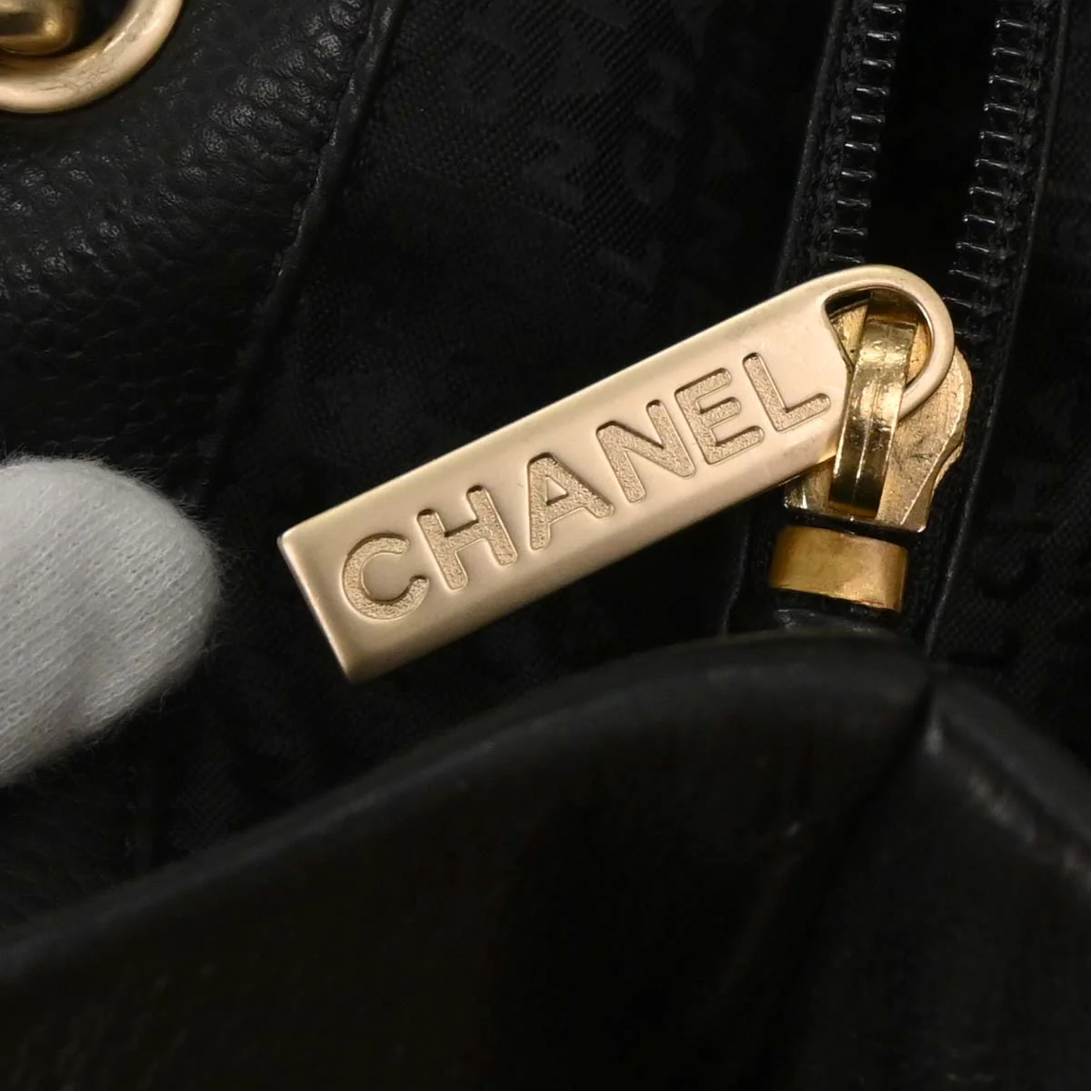 Chanel 2003-2004 Black Calfskin Handbag - Image 10