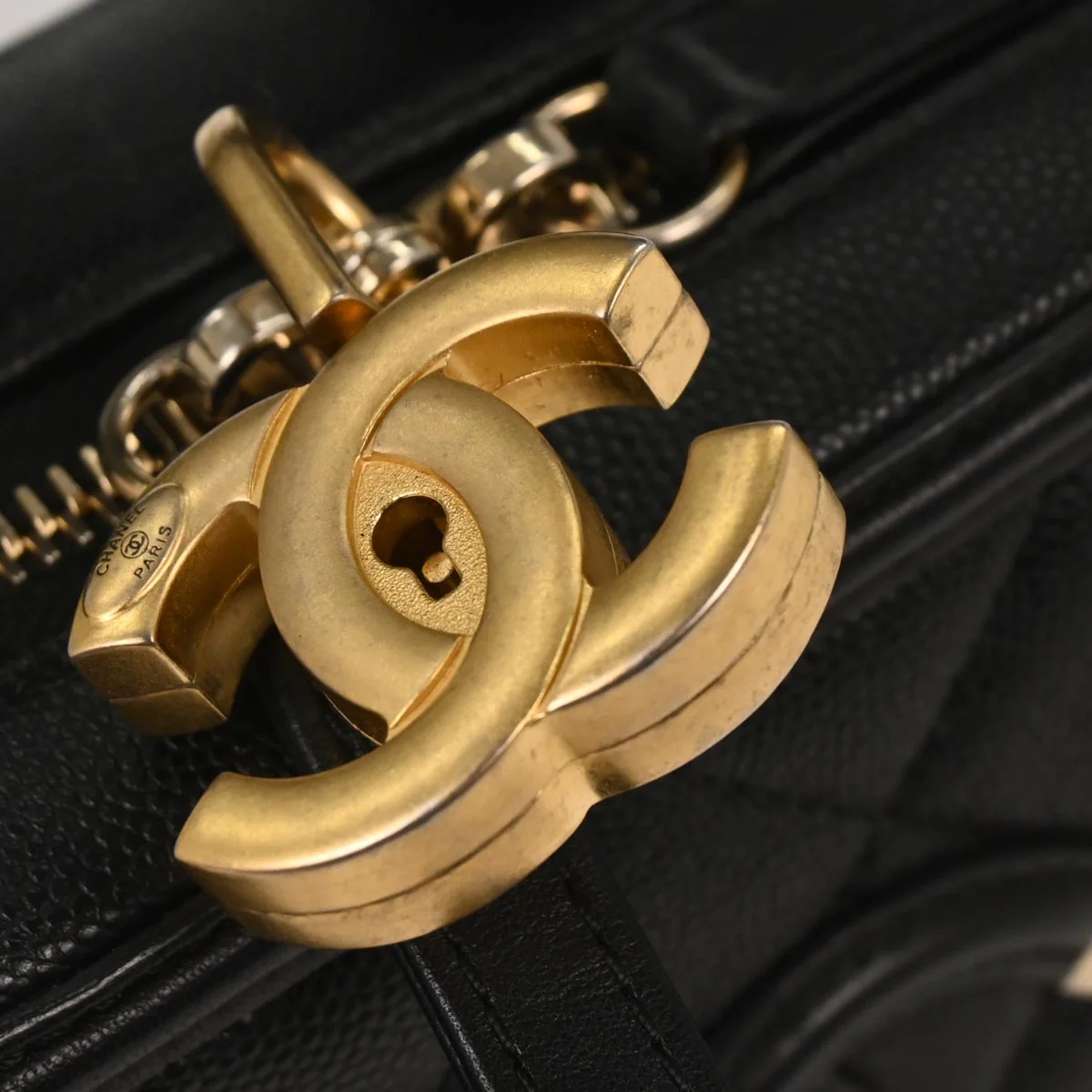 Chanel 2018 Black Caviar Filigree 2way Shoulder Vanity Handbag - Image 4