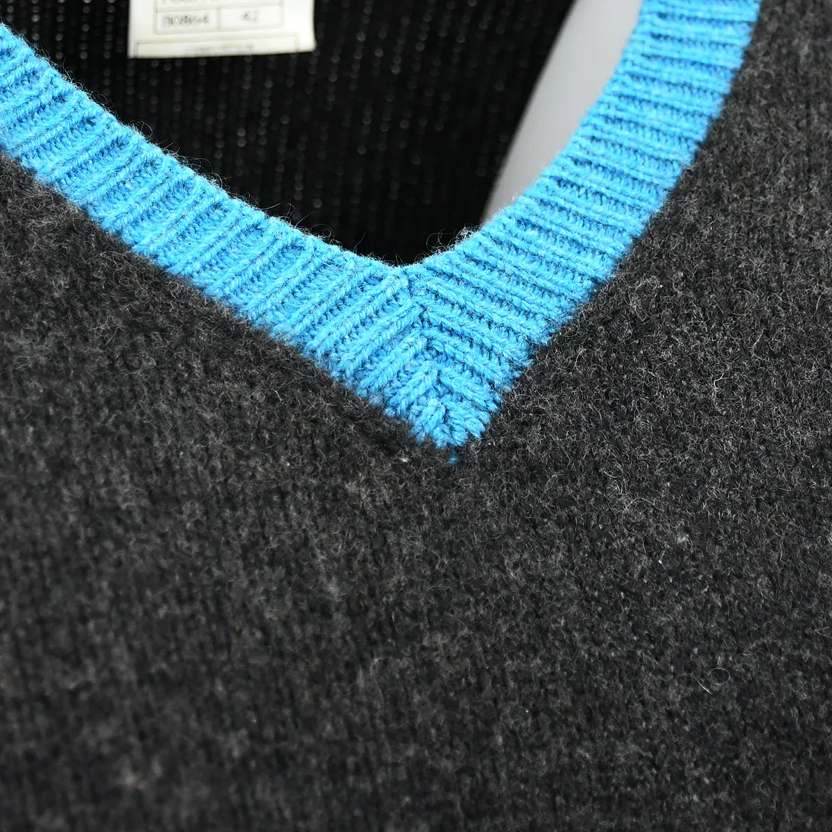 Chanel 1996 CC V-neck Cashmere Jumper #42 - Image 4