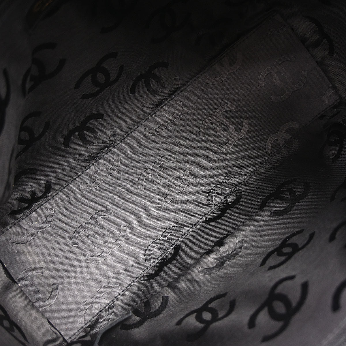 Chanel 2003-2004 Black Calfskin Chain Handbag - Image 7