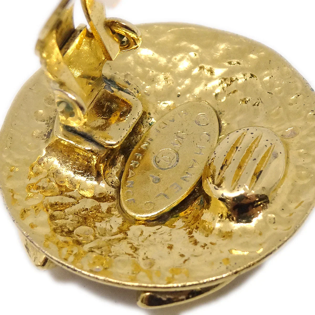 Chanel 1994 Gold Quilted 'CC' Round Earrings Large - Image 4