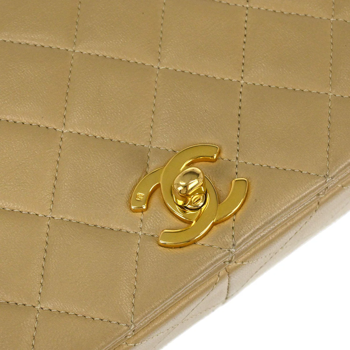 Chanel 1989-1991 Beige Lambskin Turnlock Small Full Flap Shoulder Bag - Image 7