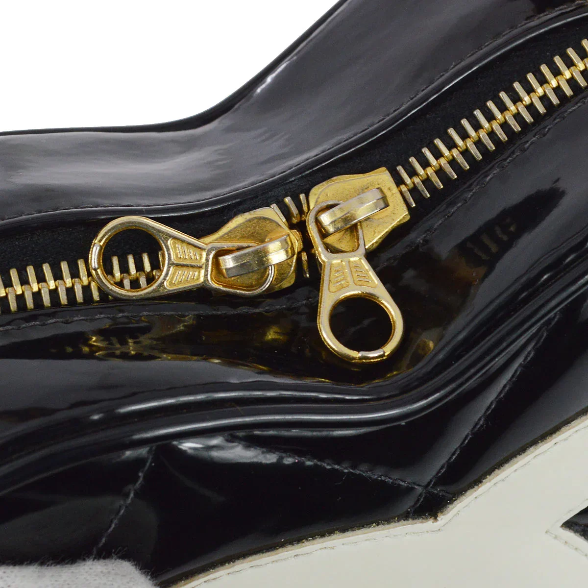 Chanel 1994-1996 Black Heart Vanity Handbag - Image 4