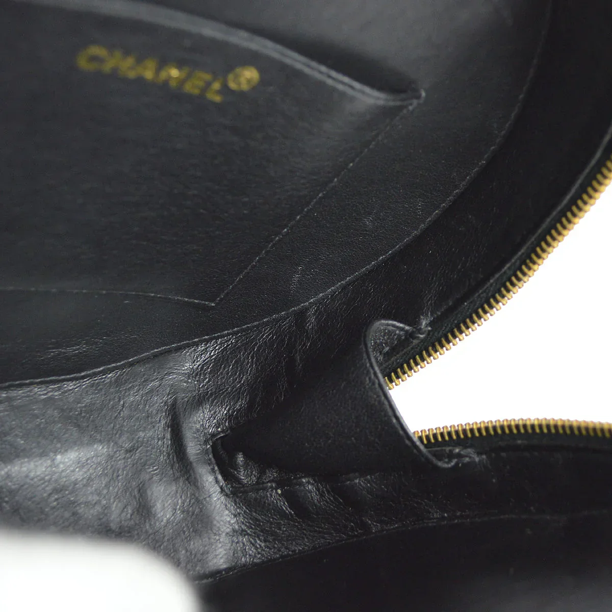 Chanel 1994-1996 Black Patent Leather Round Vanity Handbag - Image 10