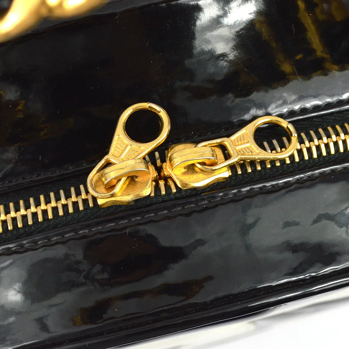 Chanel 1994-1996 Black Patent Leather Round Vanity Handbag - Image 4