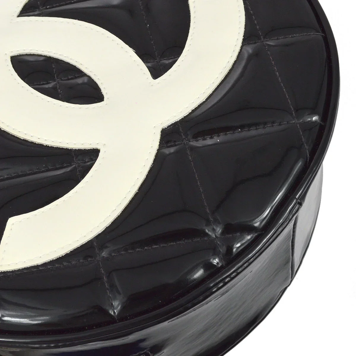 Chanel 1994-1996 Black Patent Leather Round Vanity Handbag - Image 5