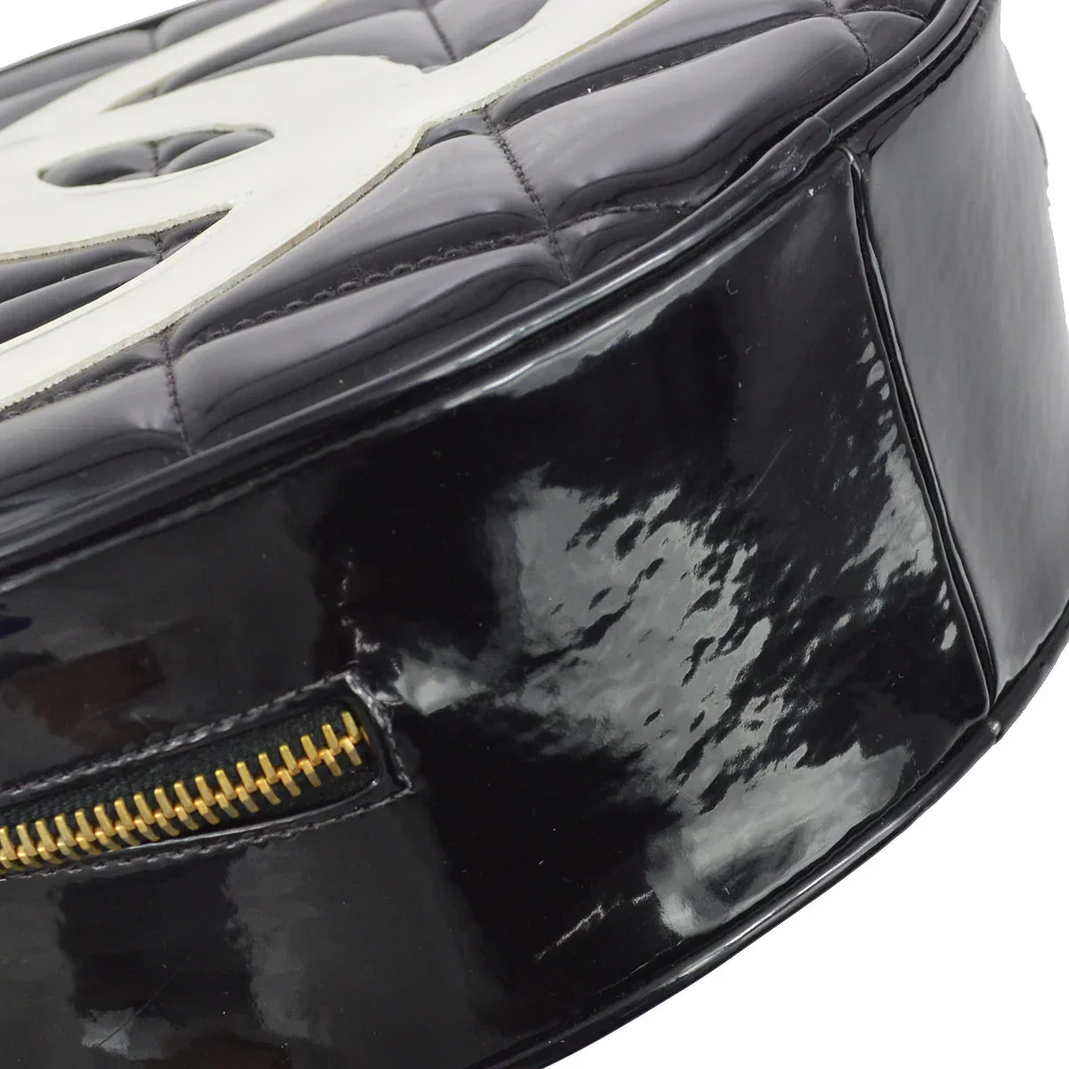 Chanel 1994-1996 Black Patent Leather Round Vanity Handbag - Image 6
