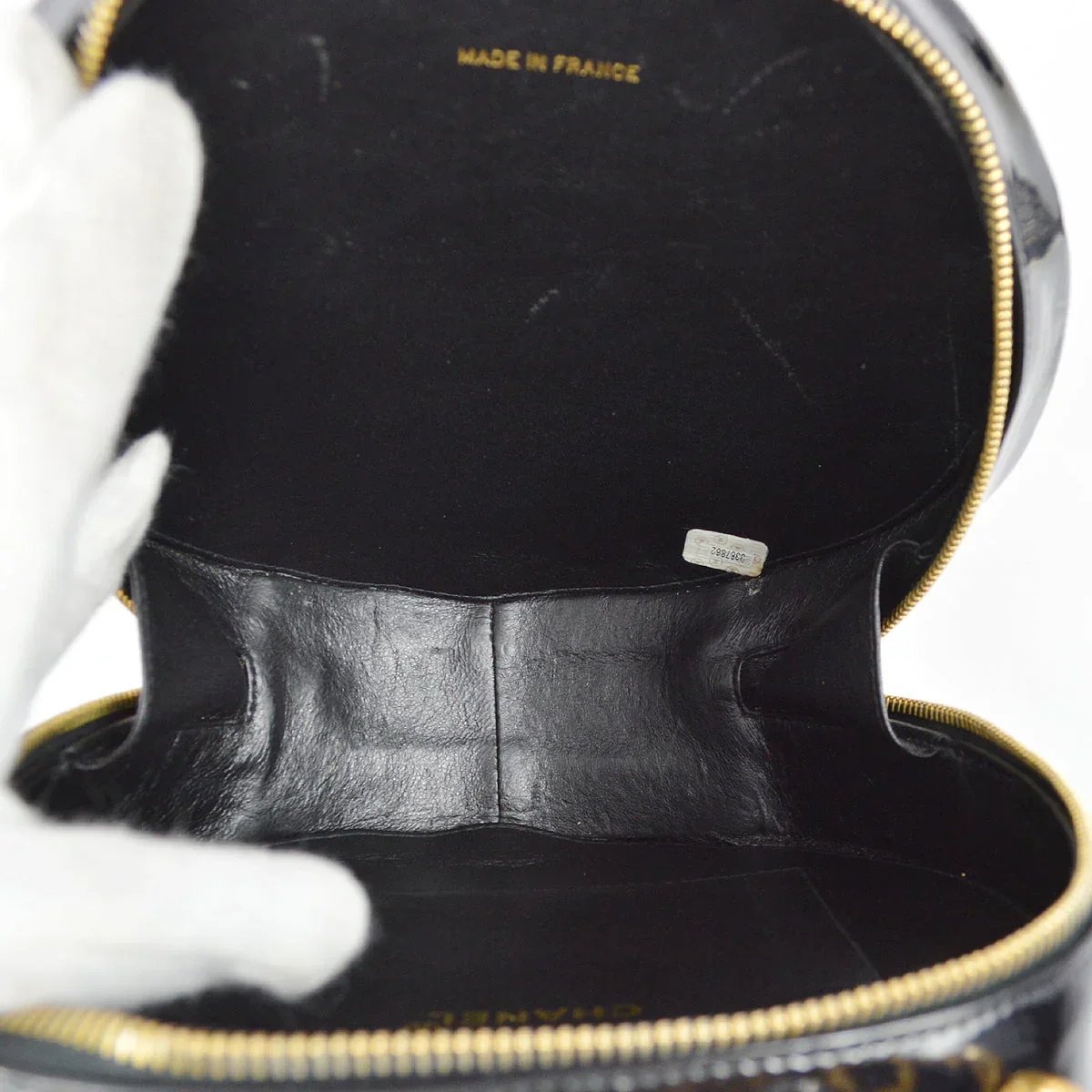 Chanel 1994-1996 Black Patent Leather Round Vanity Handbag - Image 8
