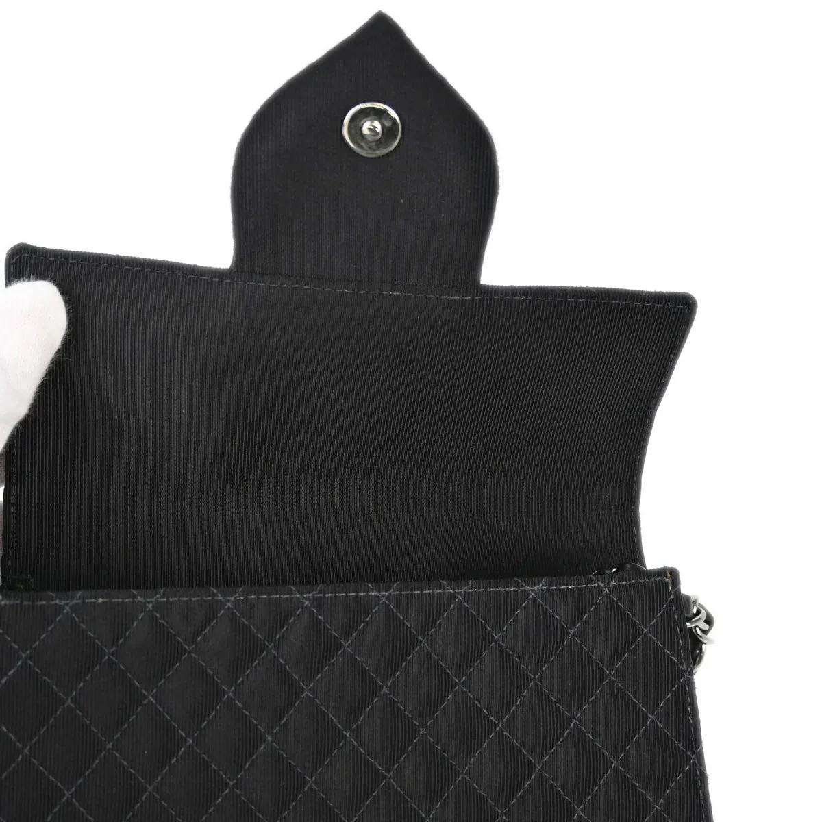 Chanel 2005-2006 Black Emblem Chain Shoulder Bag - Image 8