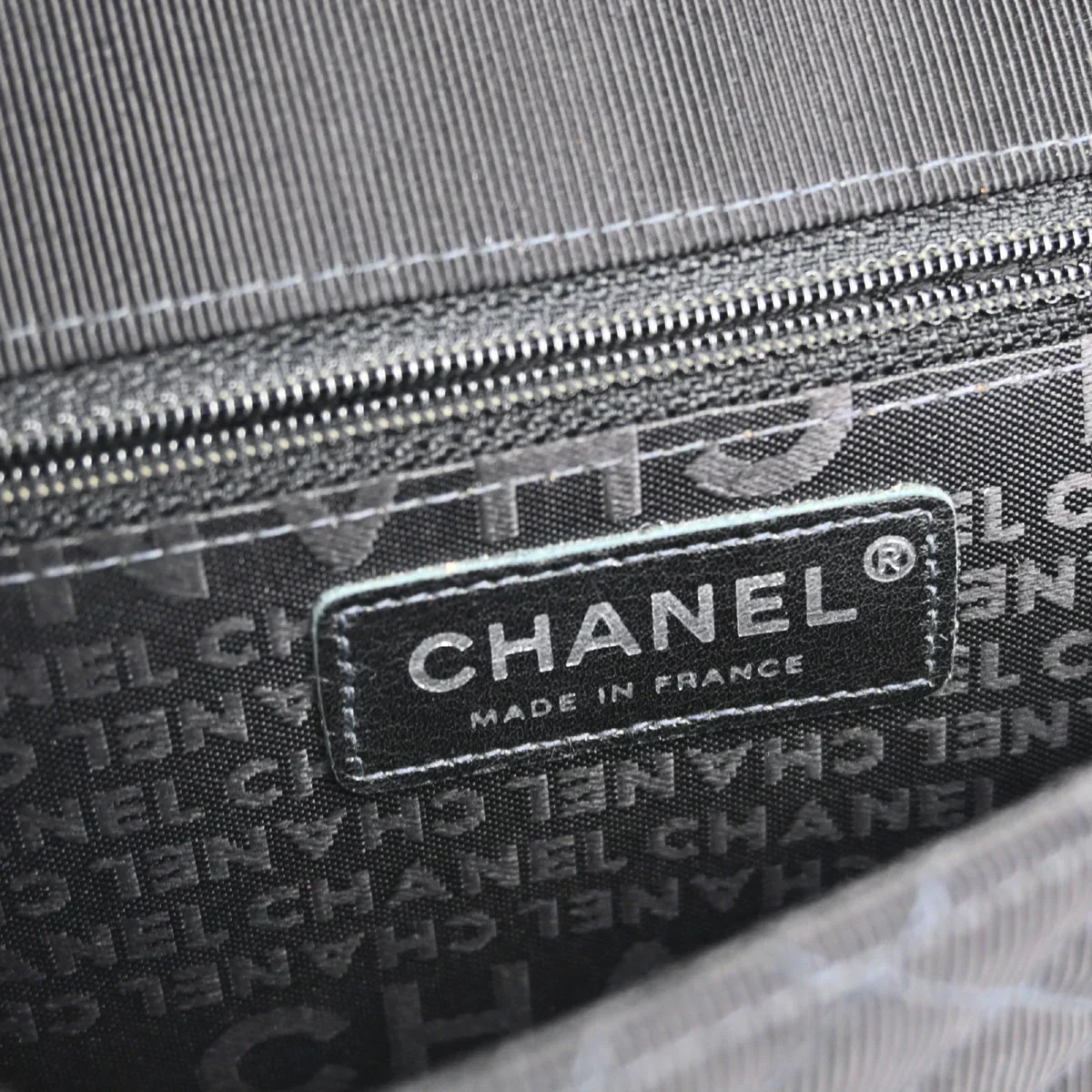 Chanel 2005-2006 Black Emblem Chain Shoulder Bag - Image 9