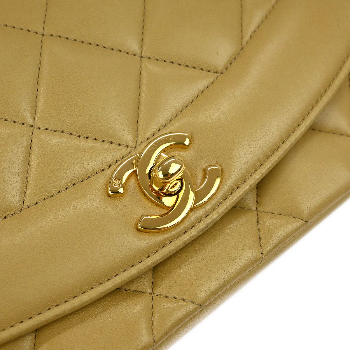Chanel 1991-1994 Beige Lambskin Small Diana Shoulder Bag - Image 4