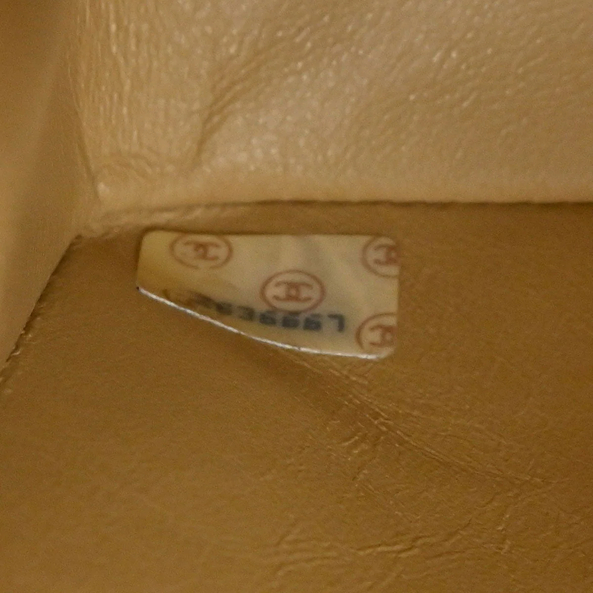 Chanel 1991-1994 Beige Lambskin Small Diana Shoulder Bag - Image 9