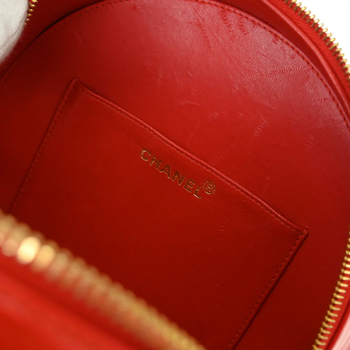Chanel 1994-1996 Red Patent Round Vanity Handbag - Image 8