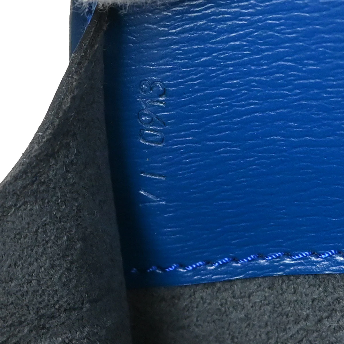 Louis Vuitton 1993 Blue Epi Cluny Shoulder Bag M52255 - Image 10