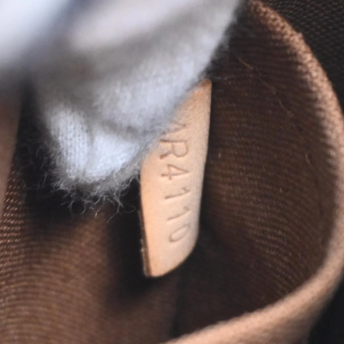 Louis Vuitton 2010 Monogram Trotteur Beaubourg Shoulder Bag M97037 - Image 10