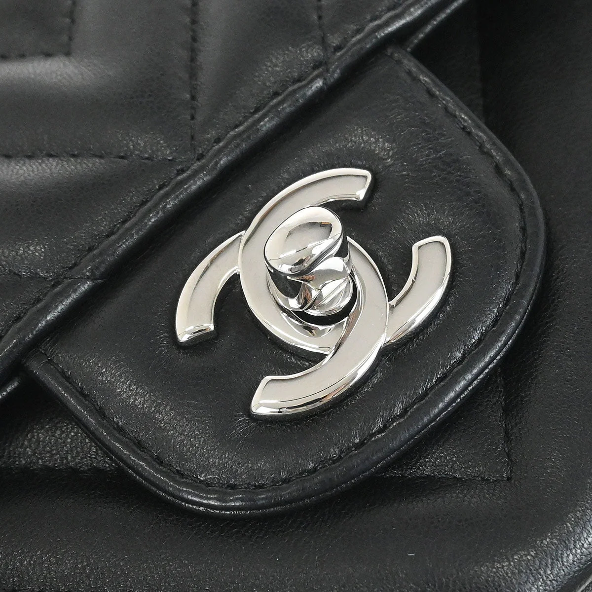 Chanel 2017 Black Lambskin Chevron Medium Classic Double Flap Shoulder Bag - Image 4