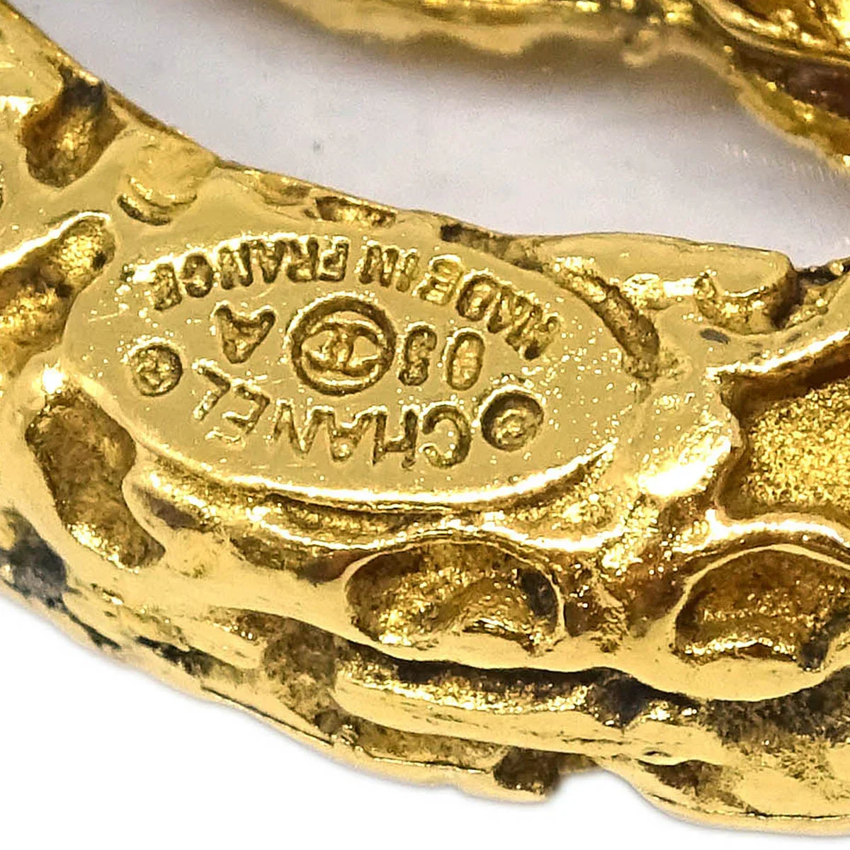 Chanel Medallion Brooch Pin Gold 95A - Image 4
