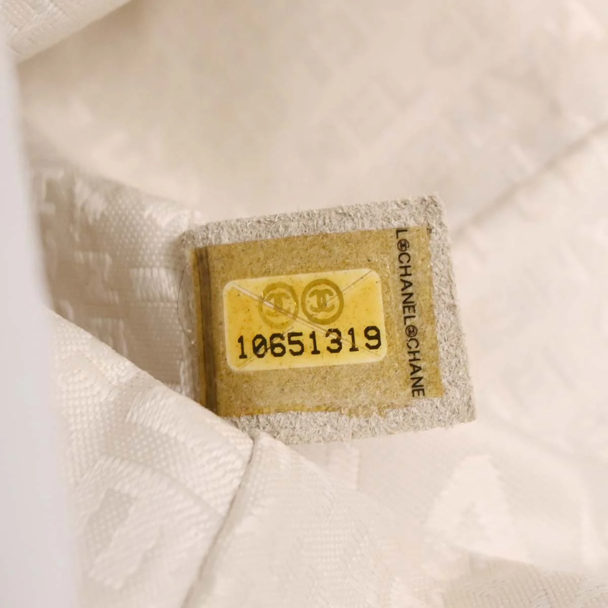 Chanel 2005-2006 White Canvas Valentine Chain Shoulder Bag - Image 10