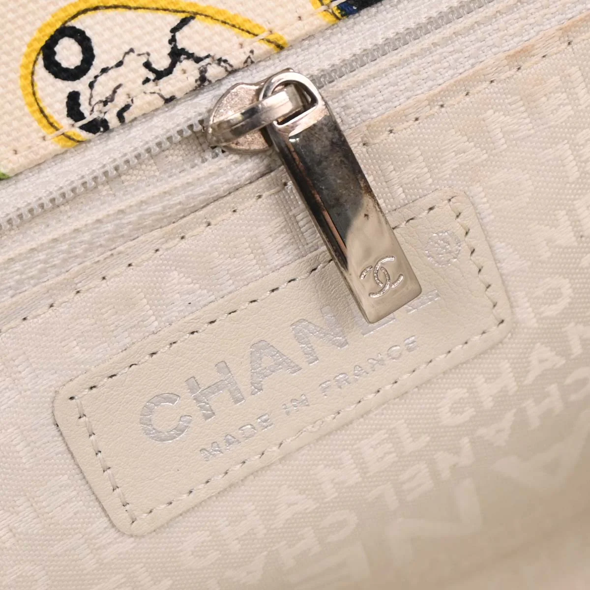 Chanel 2005-2006 White Canvas Valentine Chain Shoulder Bag - Image 9