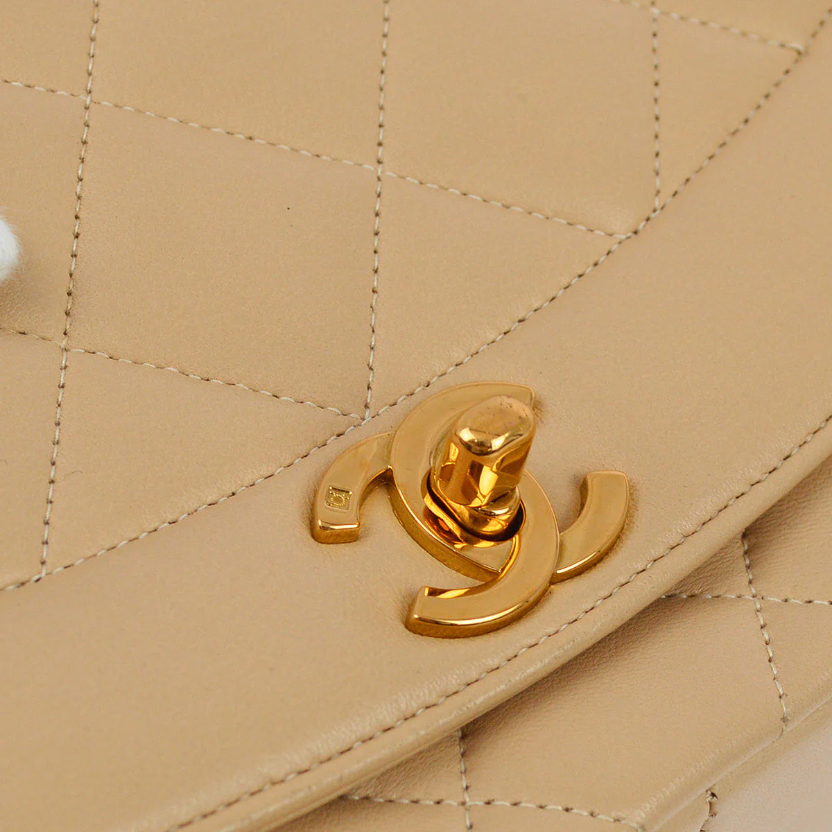Chanel 1994-1996 Beige Lambskin Medium Diana Shoulder Bag - Image 3