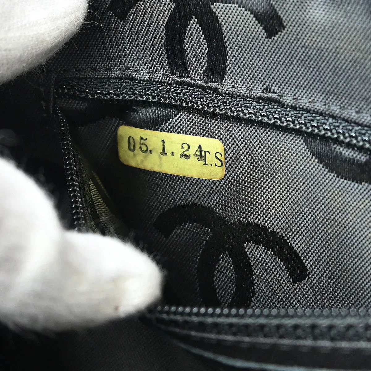 Chanel 2005-2006 Beige Calfskin Cambon Ligne Handbag - Image 9