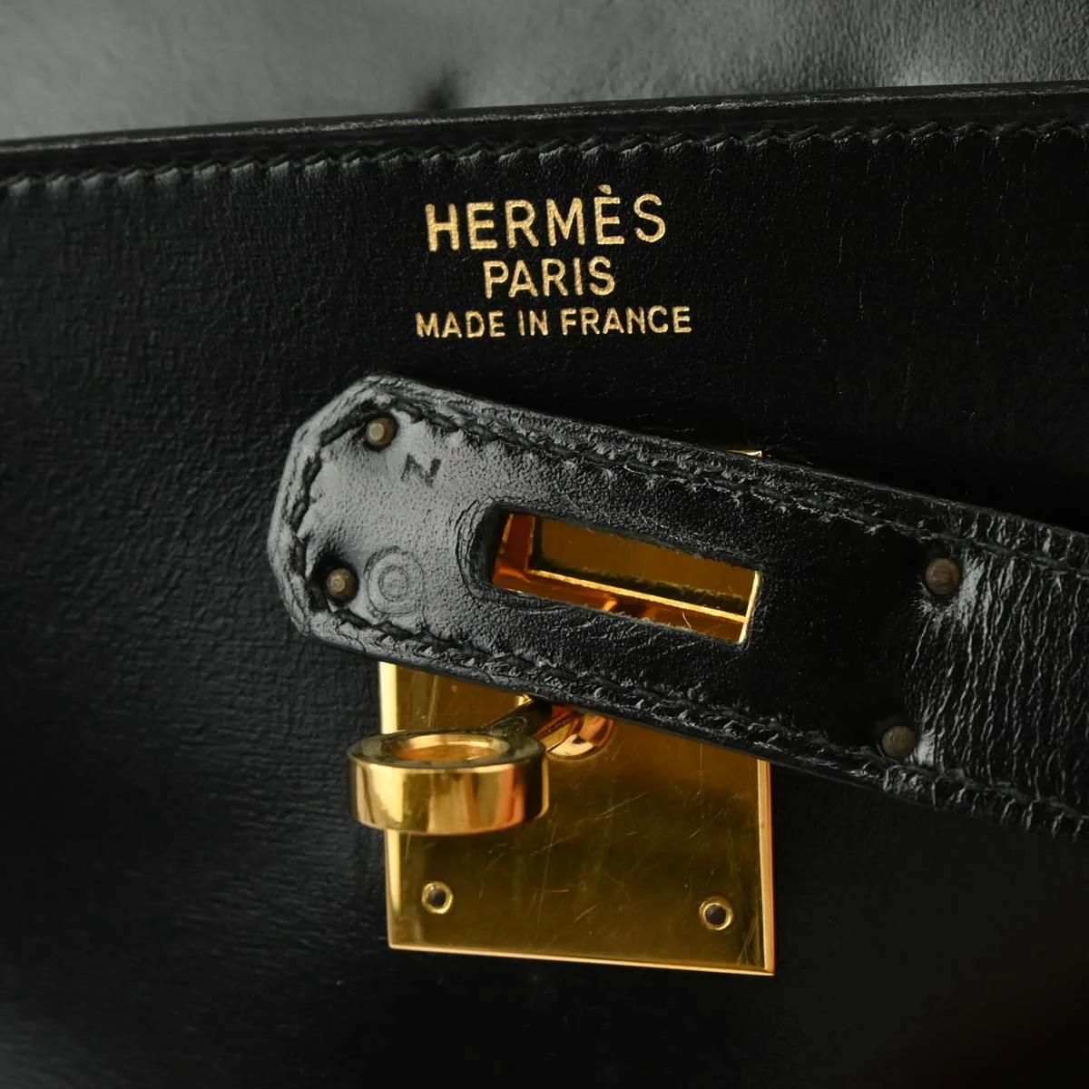 Hermes 1985 Black Box Calf Kelly 35 Retourne Handbag - Image 10