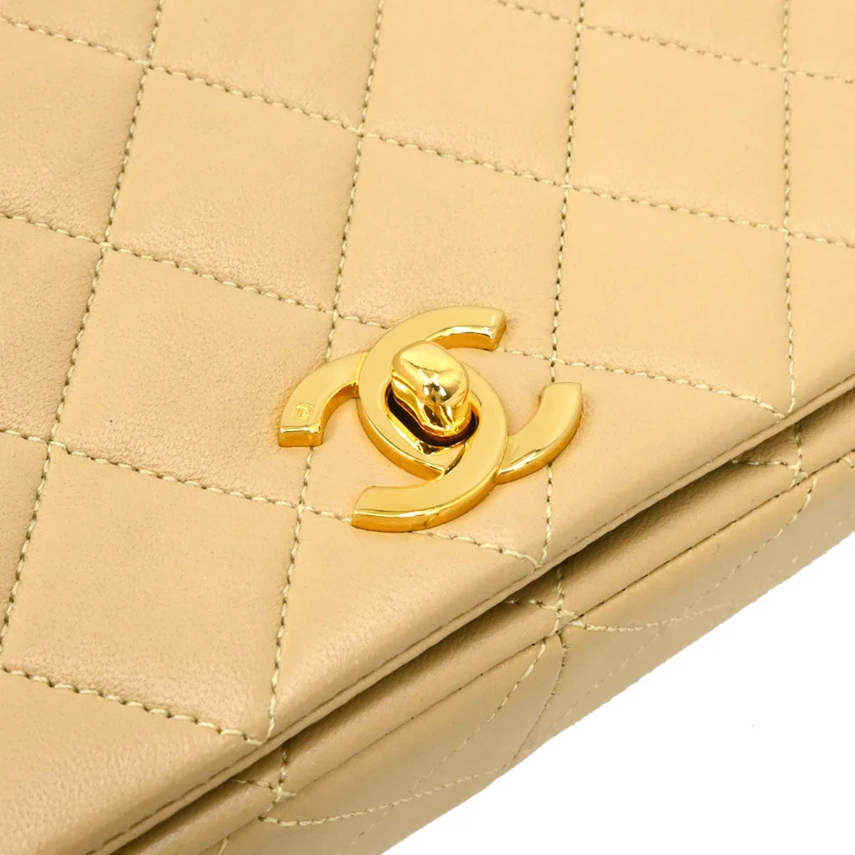 Chanel 1989-1991 Beige Lambskin Turnlock Small Full Flap Shoulder Bag - Image 6