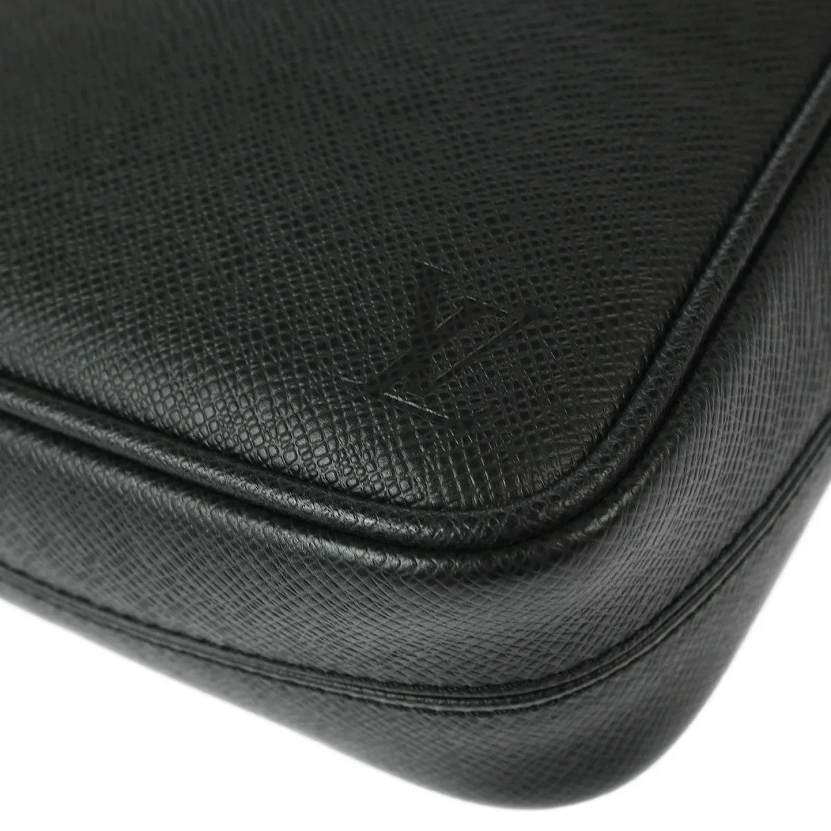 Louis Vuitton 2006 Black Taiga Dimitri Shoulder Bag M32462 - Image 3
