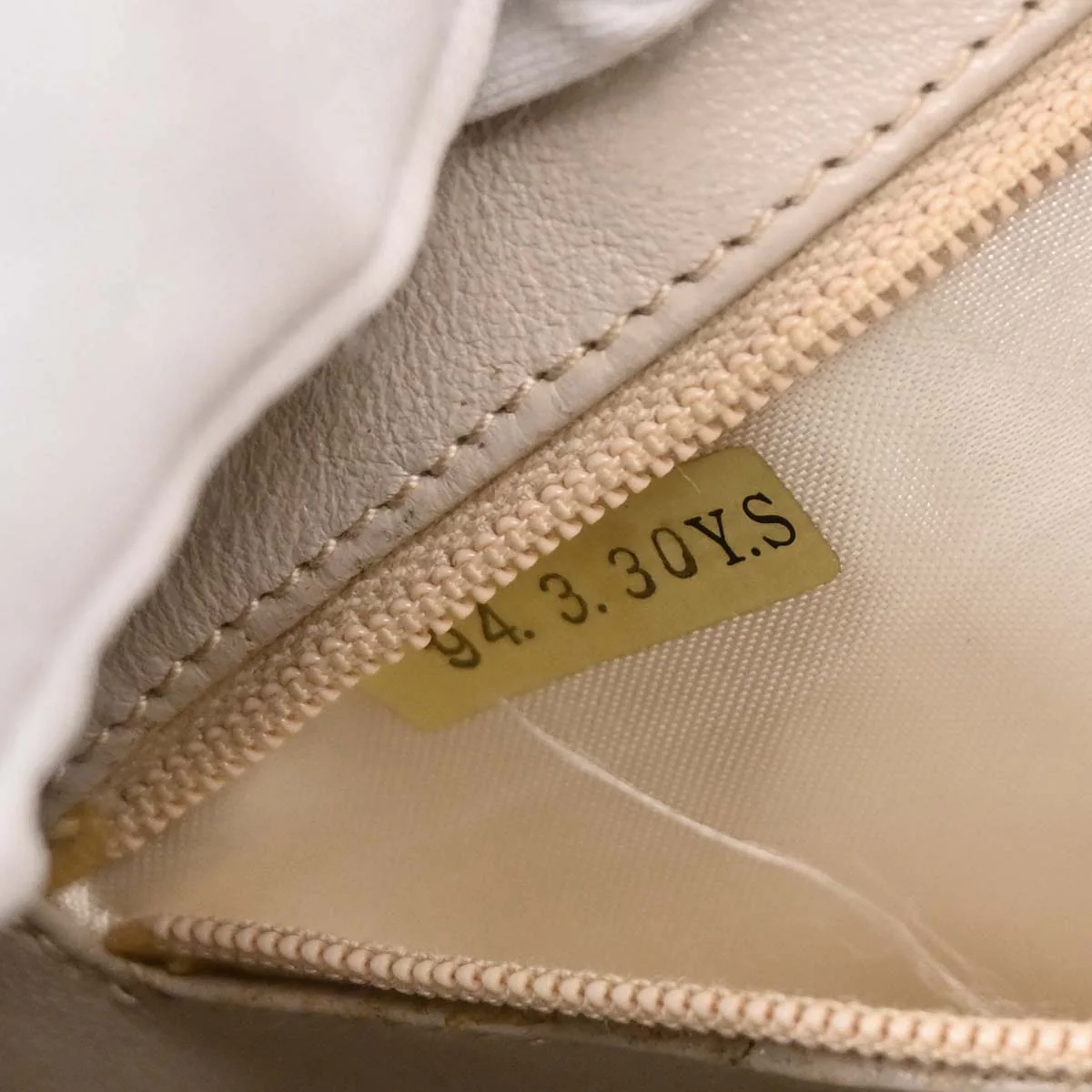 Chanel 1991-1994 Beige Caviar Camera Bag Small - Image 9