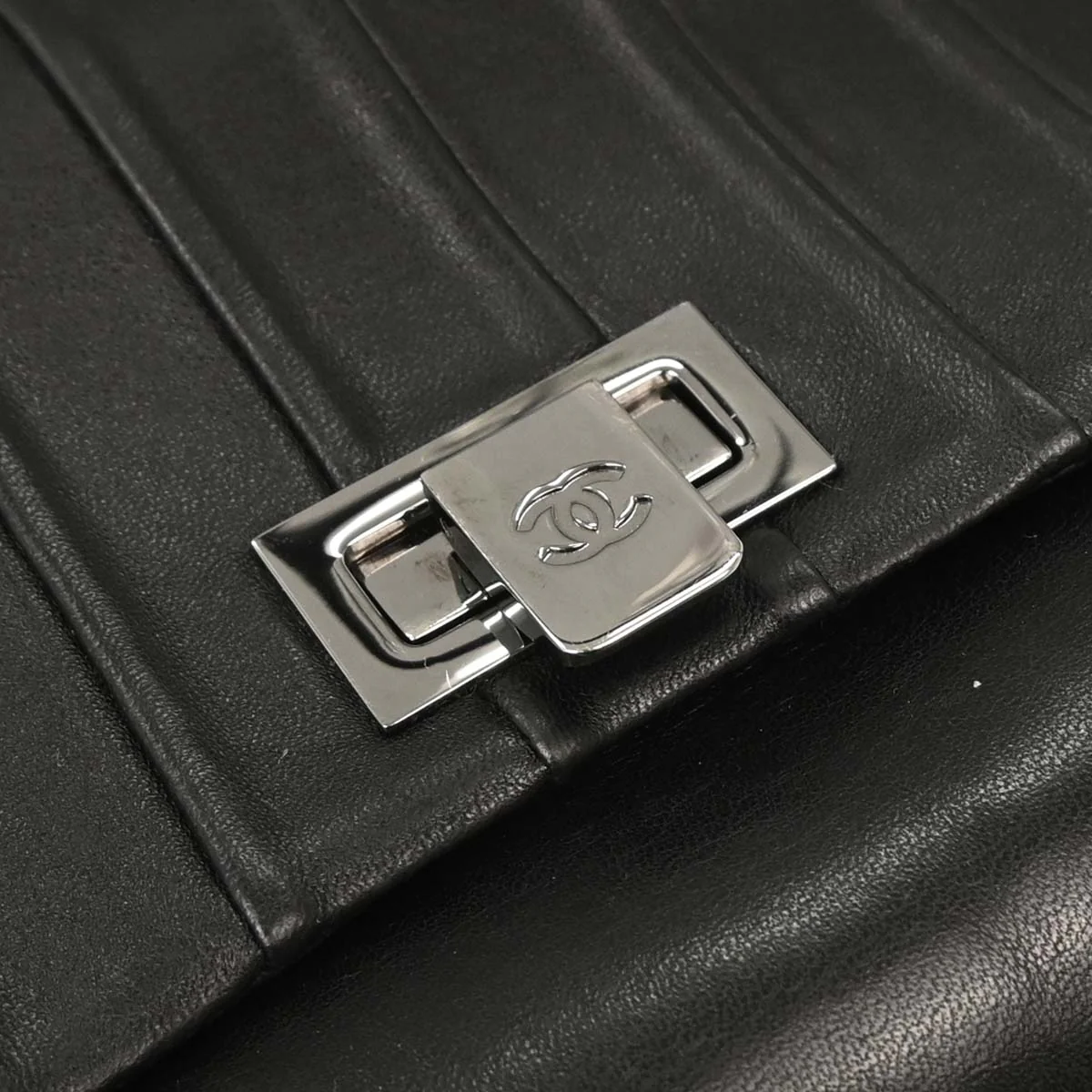 Chanel 2002-2003 Black Lambskin Mademoiselle Accordion Flap Shoulder Bag - Image 4