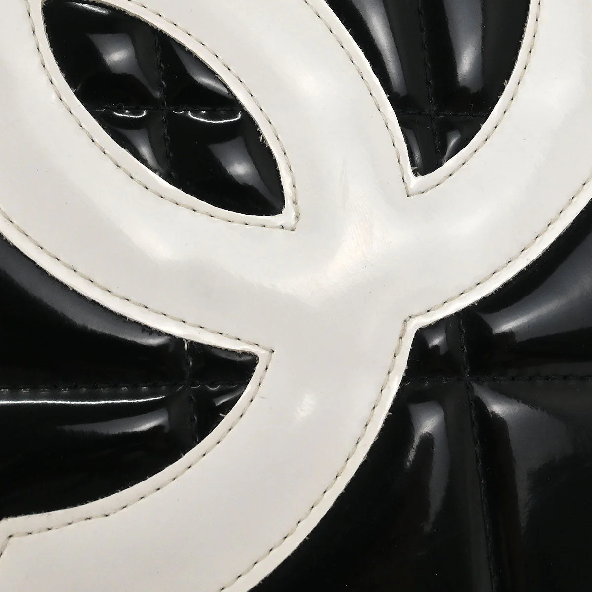 Chanel Black Patent Leather Round Vanity Handbag - Image 4