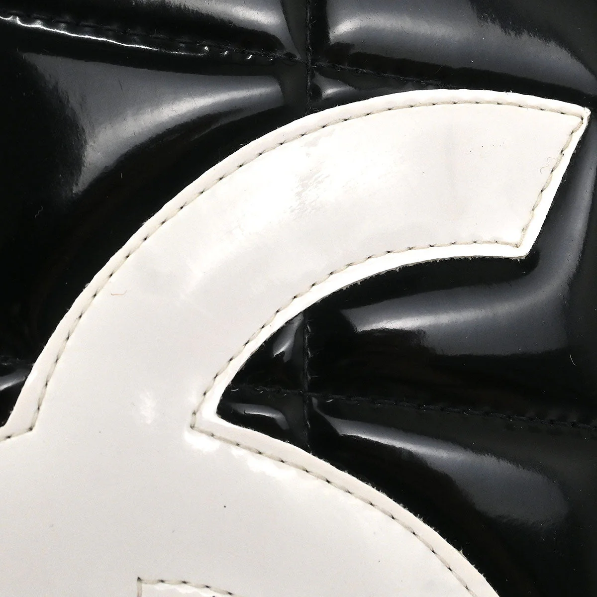Chanel Black Patent Leather Round Vanity Handbag - Image 5