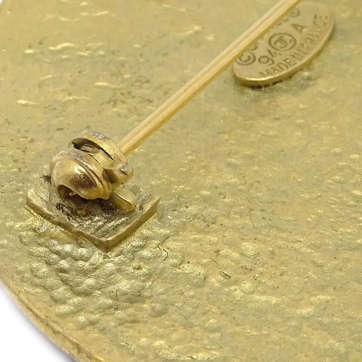 CHANEL Medallion Brooch Gold 94A - Image 3