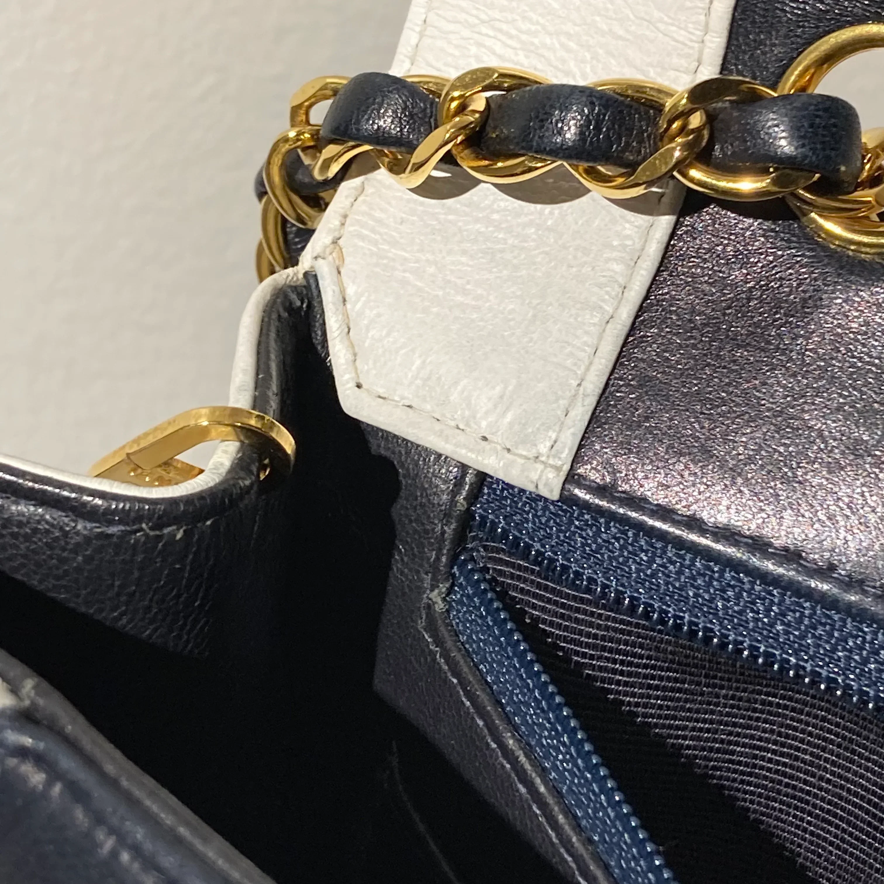 Chanel 1991-1994 Navy White Lambskin Vertical Border Flap Small - Image 11