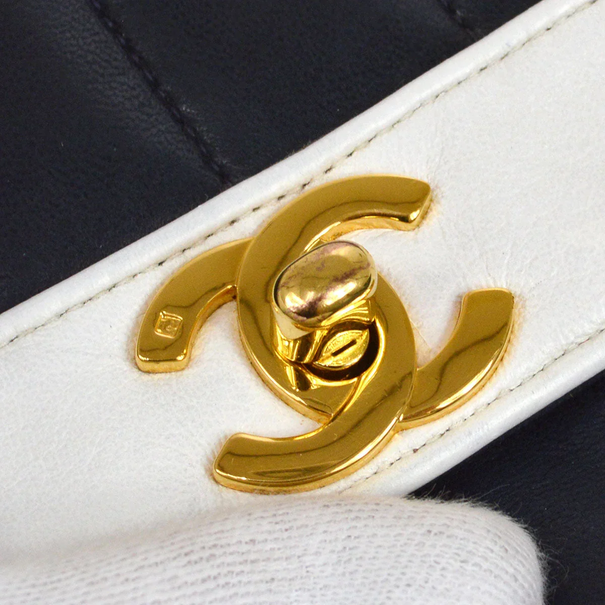 Chanel 1991-1994 Navy White Lambskin Vertical Border Flap Small - Image 4