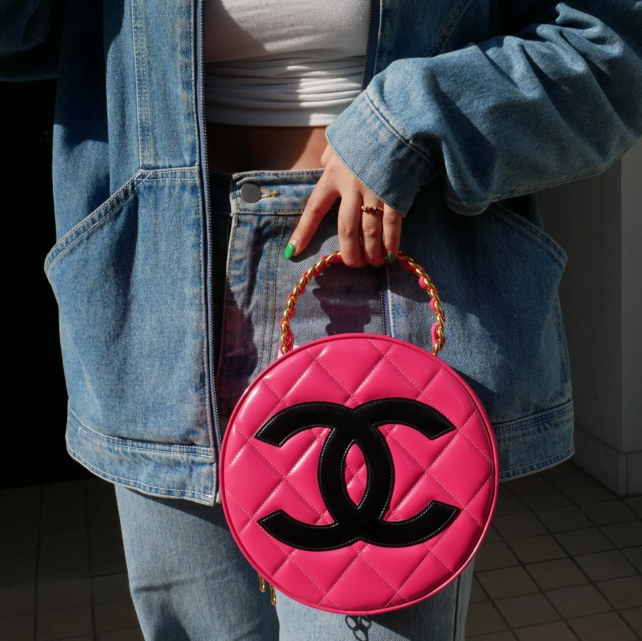 Chanel 1995 Round Vanity Handbag - Image 2