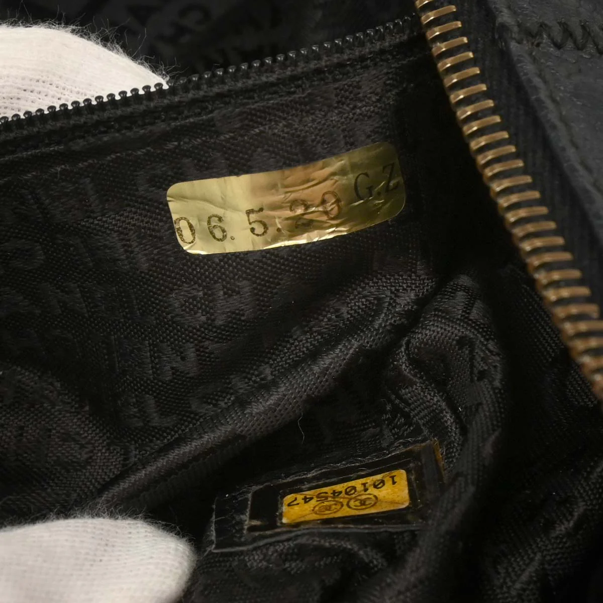 Chanel 2005-2006 Black Caviar Choco Bar Handbag - Image 10